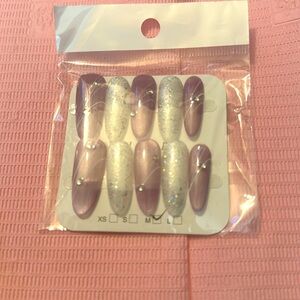 Really pretty purple and silver white cat eye design nails